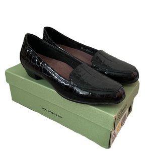 clarks clogs wide width